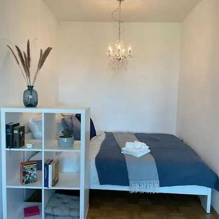 Apartment Cosy Uber Den Dachern Von Dusseldorf